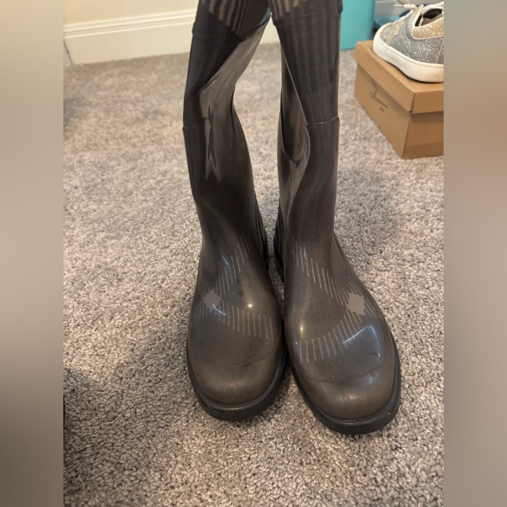 Burberry rain boots size 39/8.5
